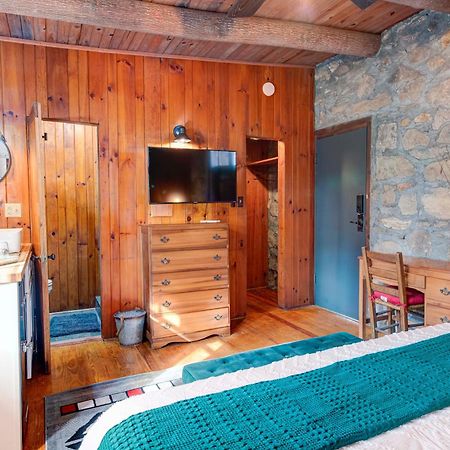 The Furry Lodge Double Ste 2&3 Уейнсвил Екстериор снимка
