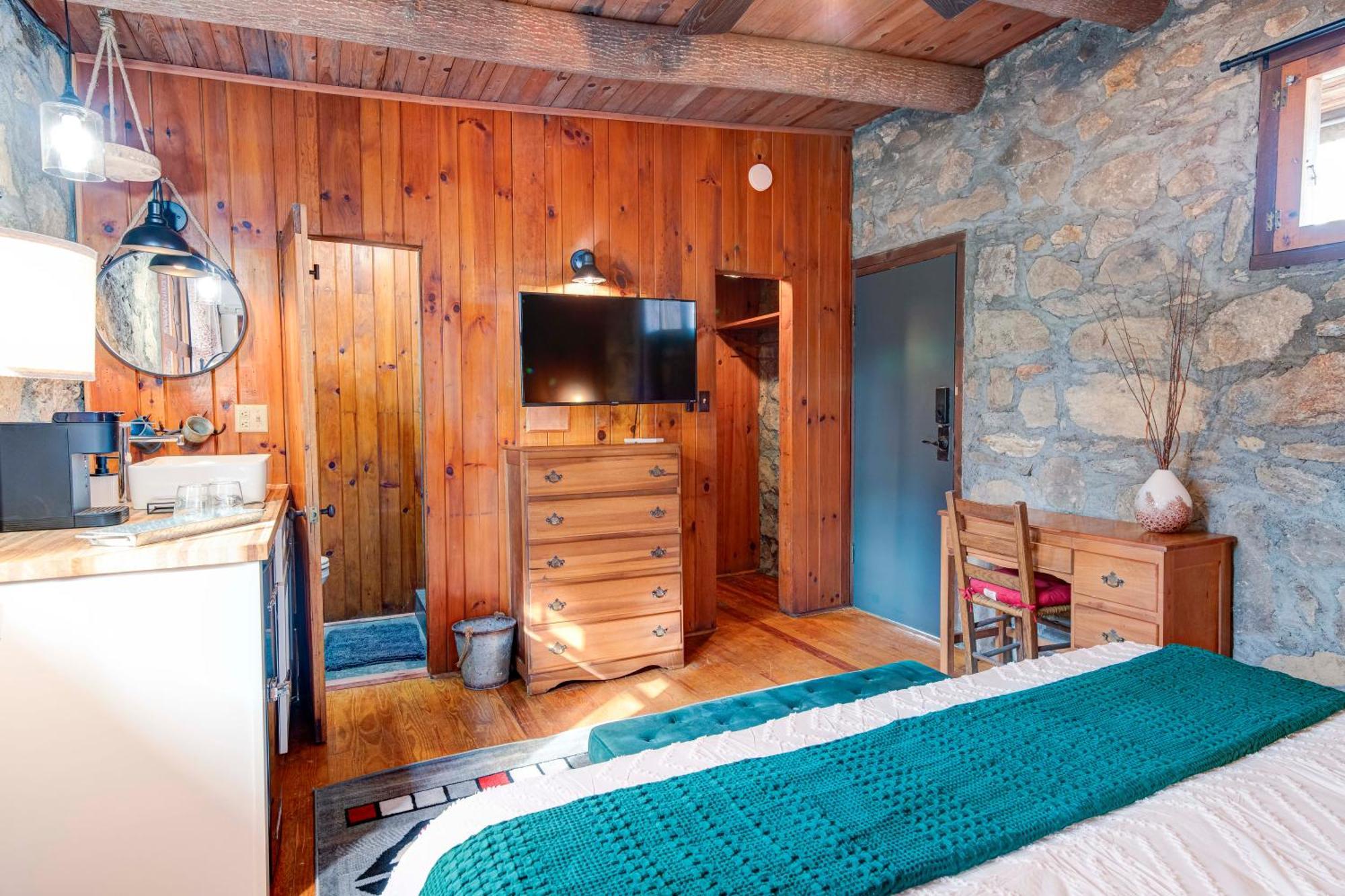 The Furry Lodge Double Ste 2&3 Уейнсвил Екстериор снимка