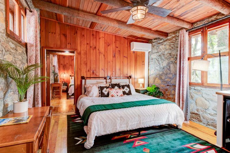 The Furry Lodge Double Ste 2&3 Уейнсвил Екстериор снимка