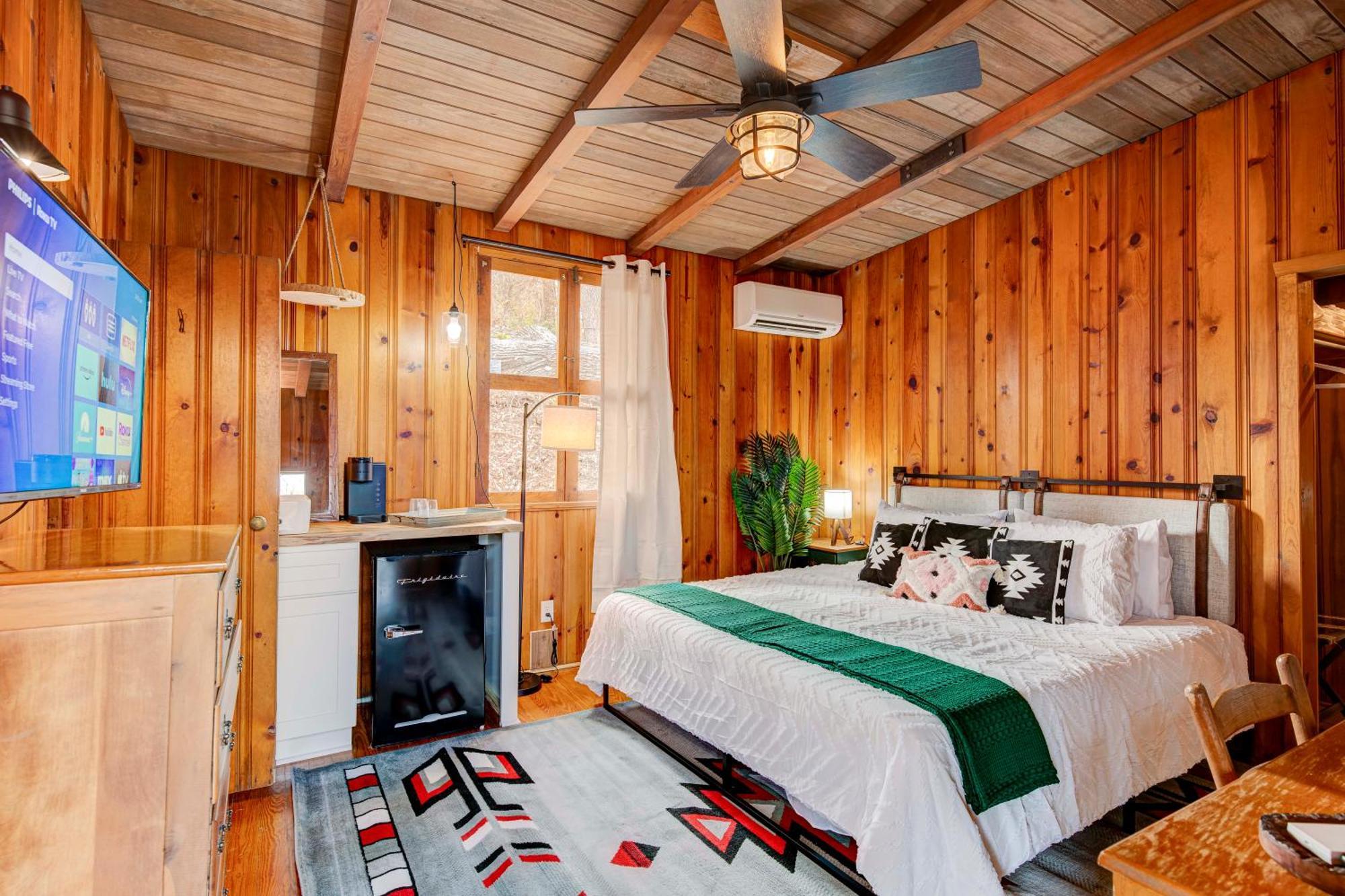 The Furry Lodge Double Ste 2&3 Уейнсвил Екстериор снимка