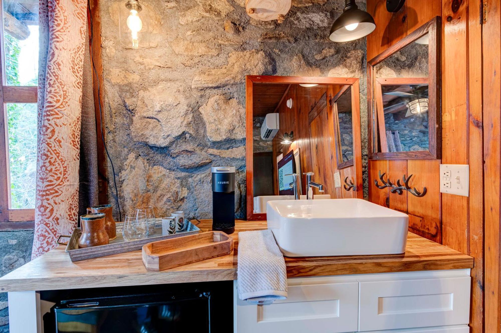 The Furry Lodge Double Ste 2&3 Уейнсвил Екстериор снимка